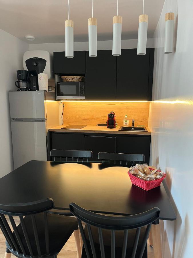 Appartement De La Fontaine A La Tour Du Pin Hyper Centre Parking Prive Екстериор снимка
